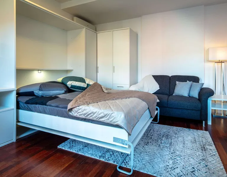 Möblierte Dachgeschosswohnung mit Fahrstuhl mitten in der Hauptstadt — photo 1